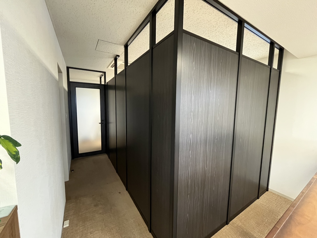働きやすさを創る！人材派遣オフィスの間仕切り工事施工例